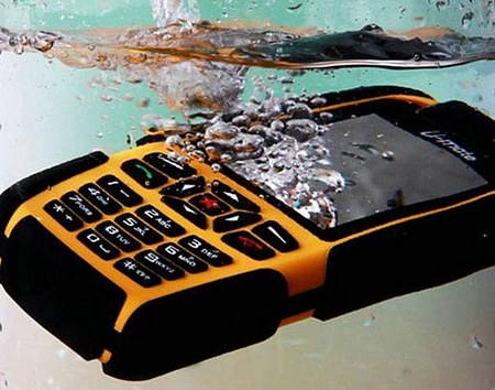 Одна из особенностей защищенного телефона - безболезненное погружение в воду