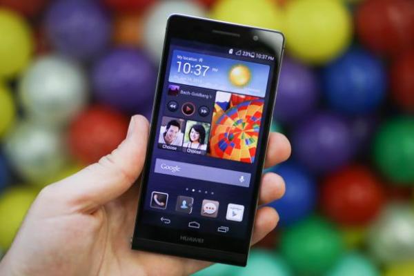 У Huawei Ascend P6 яркий экран с хорошей цветопередачей и широкими углами обзора