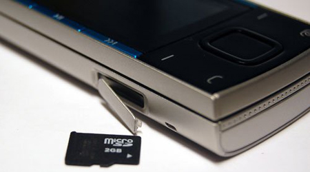 Слот для карт памяти microSD в музыкальном телефоне